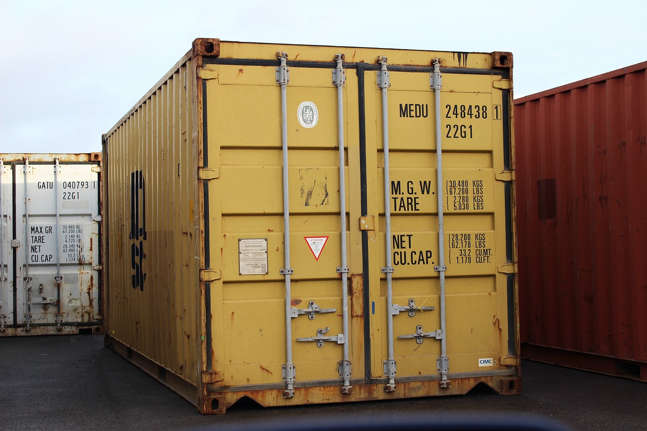 Přepravní kontejnery a boxy jsou různé. 